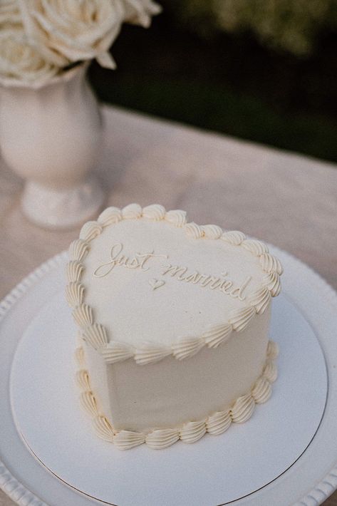 Vintage heart cake, white lambeth cake, just married cake Mini Simple Wedding Cake, Wedding Dinner Bride Dress, Wedding Cake His And Hers, Plain Small Wedding Cake, Small Cakes For Wedding, Wedding Cake Ideas One Tier, Elopement Wedding Cake Ideas, Small Cake Wedding Simple, Minimal Wedding Inspiration