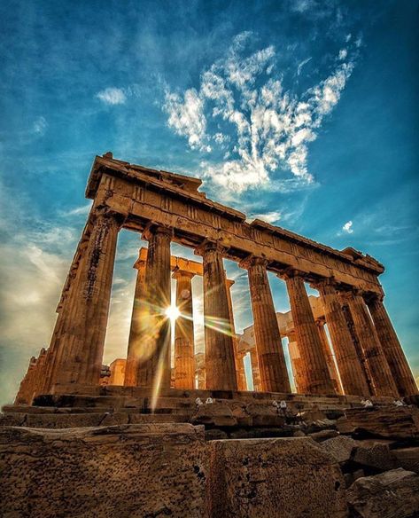 Discover 15 must-see attractions in Athens, from historical landmarks to hidden gems, for an unforgettable experience. Parthenon Athens, Greece Architecture, Architecture Antique, Instagram Community, Tattoos Men, Athens Acropolis, Nature Architecture, Swiss Roll, Iconic Buildings