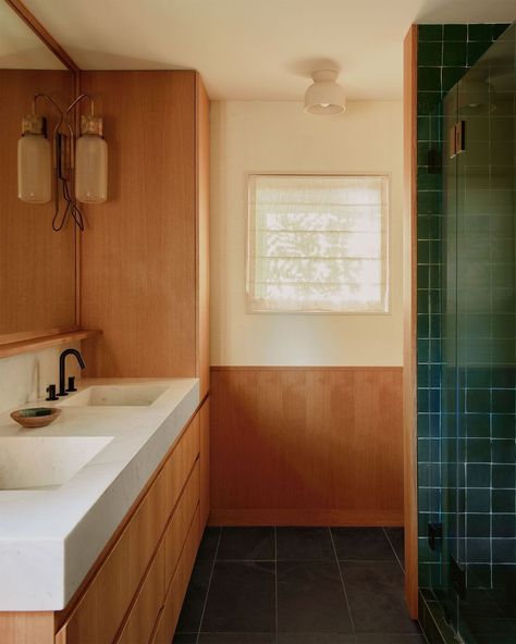 a bathroom with a couple of sinks Birch Cabinets Bathroom, Modern California Bathroom, Commune Design Bathroom, Wood Paneling In Bathroom, Mid Century Modern Powder Room, Bathroom Sink Wood, Bathroom Wood Wall, California Bathroom, Japandi Bathroom Ideas