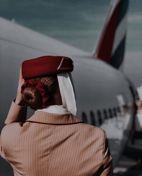 Qatar Airways Cabin Crew Wallpaper, Emirates Aesthetic Cabin Crew, Emirates Flight Attendant Aesthetic, Stewardess Aesthetic Wallpaper, Emirates Cabin Crew Wallpaper, Cabin Crew Wallpaper, Airhostess Aesthetic, Flight Attendant Emirates, Airlines Aesthetic