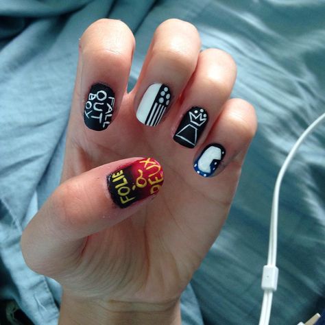 Nails For Boys, Catherine Nails, Emo Nails, Fall Out Boy Concert, Short Layered Bob Hairstyles, Themed Nails, Nail Work, Band Nails, Thick Hair Cuts