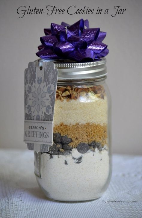 Best Mason Jar Cookies - Gluten Free Cookies In A Jar - Mason Jar Cookie Recipe Mix for Cute Decorated DIY Gifts - Easy Chocolate Chip Recipes, Christmas Presents and Wedding Favors in Mason Jars - Fun Ideas for DIY Parties and Cheap Last Minute Gift Ideas for Friends #diygifts #masonjarcrafts Mason Jar Cookie Recipes, Mason Jar Mixes, Mason Jar Cookies Mix, Cookies In A Jar, Gifts In A Jar, Gluten Free Gifts, Mason Jar Cookies, Diy Food Gifts, Gluten Free Chocolate Chip Cookies