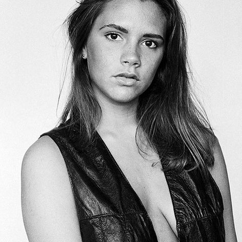 18 year old Victoria Beckham, 1992. @victoriabeckham photo - Geoff Marchant Victoria Beckham Young, Style Victoria Beckham, David And Victoria Beckham, Victoria Beckham Style, Posh Spice, Victoria B, La Girl, Queen Victoria, David Beckham