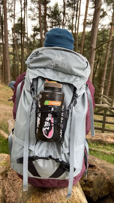 Hiking Gear Aesthetic, Hiking Bag Aesthetic, Hiker Core, Hiker Style, Granola Girl Aesthetic, Camping Inspiration, Lifestyle Hack, Adventure Aesthetic, Backpacking Gear