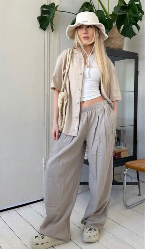 Oversized Clothes Outfit, Crocs Platforms Outfit, Crocs Outfit Summer, White Crocs Outfit, Beige Crocs, Platforms Outfit, Outfit Inspo For Women, Women Outfit Ideas, Crocs Outfit