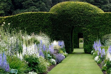 These blue and white garden design ideas are gorgeous! I really love the blue and white ginger jars used as garden decor in the yard. This is one of my favorite flower garden color schemes! #fromhousetohome #blueandwhitegarden #gardening #gardenideas Garden Castle, Gardens Of The World, English Gardens, Different Types Of Flowers, Formal Garden, Castle Garden, Have Inspiration, Formal Gardens, Garden Borders