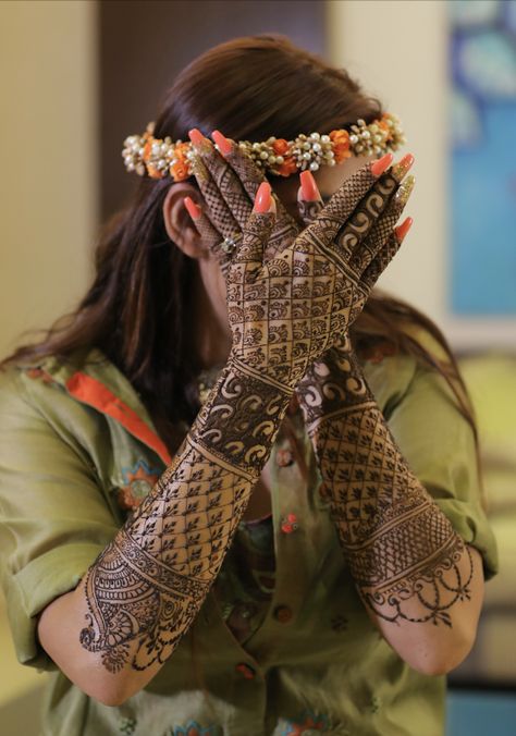 Mehendi Photography Bridal, Bridal Mehendi Designs Wedding, Mehendi Photography, Bride Photos Poses, New Bridal Mehndi Designs, Mehendi Outfits, Mehndi Ceremony, Perhiasan India, Bridal Photography Poses