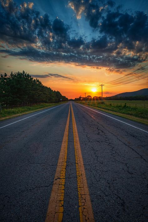 Sunset Road Wallpaper, Fall Road Aesthetic, Cool Wallpapers Aesthetic Vintage, Highway Pictures, Car On Highway, Highway Aesthetic, Highway Photography, Sunset On The Road, Wallpapers Aesthetic Vintage