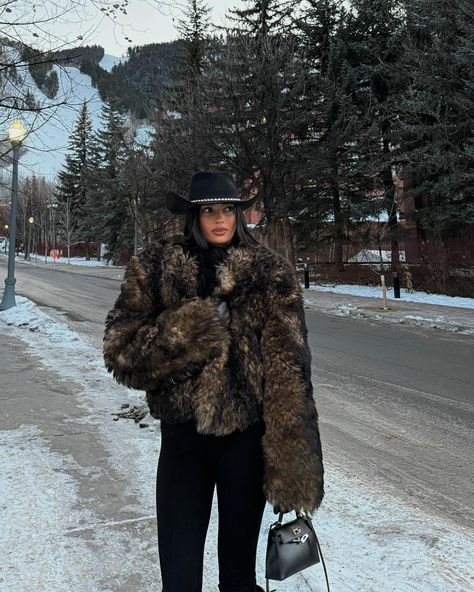 Aspen 🤎 | Instagram Winter Vacation Outfits, Ski Trip Outfit, Apres Ski Outfits, Kelsey Merritt, Colorado Outfits, Cold Outfits, Winter Chic, Skiing Outfit, December 31