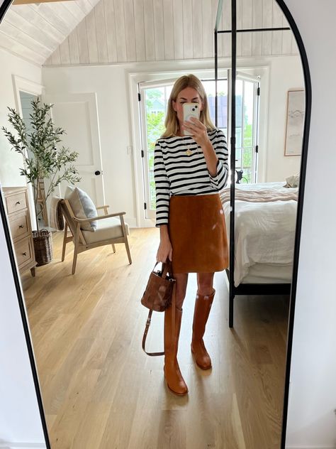 Tan Mini Skirt Outfit, Suede Skirt Outfit Fall, Leather Skirt Street Style, Tan Skirt Outfits, Suede Skirt Outfit, Leather Mini Skirt Outfit, Mini Skirt Winter, Corduroy Skirt Outfit, Tan Suede Skirt