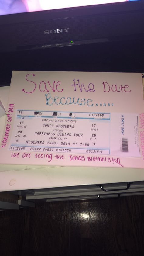 Present Tickets As Gift, Jonas Brothers Concert Poster Ideas, Concert Present Surprise, Present Concert Tickets Gift Ideas, Cute Ways To Give Concert Tickets As A Gift, Concert Ticket Suprise, Surprising Someone With Concert Tickets, Concert Reveal Ideas, Concert Announcement Ideas