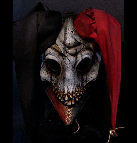 DARK JESTER MASK Jester Mask Design, Creepy Jester Costume, Circus Creatures, Jester Costume Halloween, Creepy Jester, Jester Puppet, Dark Jester, Jester Art, Twisted Circus