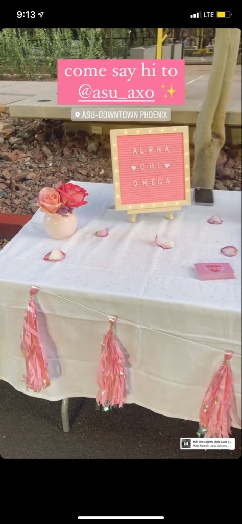 Sorority Open House Themes, Sorority Boards Display, Sorority Table Decorations, Club Rush Table Ideas, Sorority Tabling Ideas Events, Sorority Table Display Cute Ideas, Recruitment Table Display, Sorority Preference Night, Sorority Recruitment Table