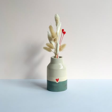 Pottery Vases Painting Ideas, Paint Your Own Vase Ideas, Ceramic Painting Ideas Vase, Pottery Vase Painting Ideas Simple, Vase Pottery Ideas, Scandi Pottery, Clay Vase Painting Ideas, Ceramic Painting Vase, Paint Ceramic Ideas