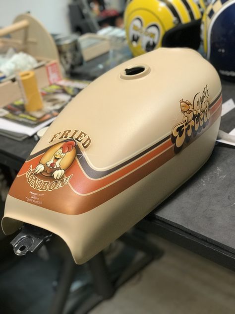 Custom Gas Tank Motorcycles, Motorcycle Tank Paint Ideas, Airbrush Motorcycle Tank, Custom Bike Paint, Custom Bike Parts, Gas Tank Paint, Vintage Honda Motorcycles, Custom Motorcycle Paint Jobs, Motorcycle Paint