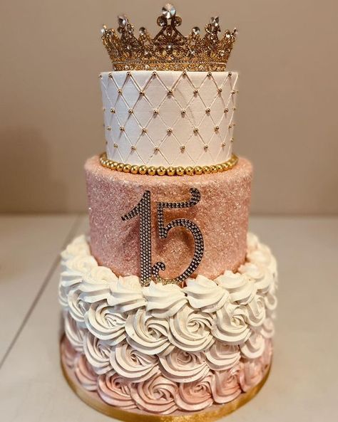 Pink And Gold Quince Cake, Simple Rose Gold Cake Ideas, Sweet 16 Party Cakes, Rose Gold Cakes, Quince Cakes Quinceanera, Quinceañera Cake Ideas, Sweet 16 Food Ideas, Bolo Rose Gold, Cakes Quinceanera