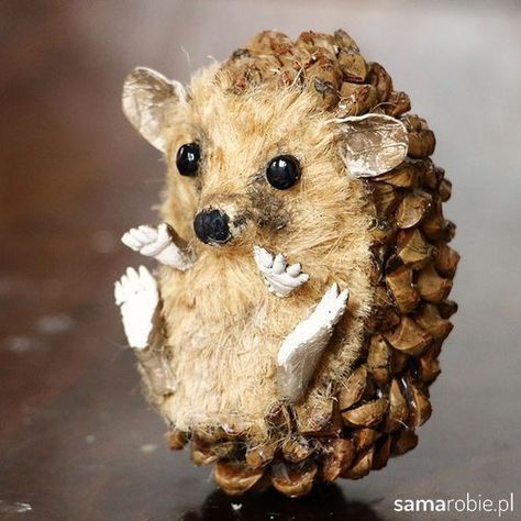 Julkransar Diy, Pinecone Crafts Christmas, Pine Cone Art, Acorn Crafts, Woodland Art, Pine Cone Decorations, Cones Crafts, Pine Cone Crafts, Autumn Crafts