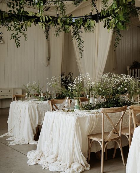 Draped Table Cloths Wedding, Gather And Tailor Wedding, Linen Wedding Decorations, Wedding Table Drapery, Wedding Table No Tablecloth, Table Cloth Wedding Ideas, Cheese Cloth Wedding Decor, Linen Drapes Wedding, Unique Wedding Vendor Ideas