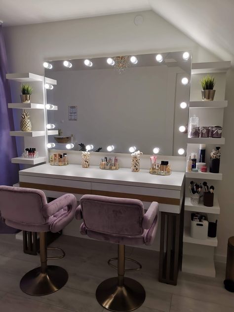 Studio Beauty Salon, Studio Makeup Design, Makeup Artist Room Ideas, Makeup Studio Ideas Beauty Room, Beauty Studio Interior, Beauty Room Ideas Salon At Home, Makeup Salon Decor, Makeup Salon Ideas, Home Makeup Studio