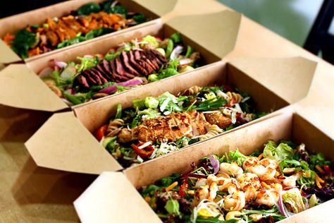 Healthy Takeaway, Salad Packaging, Fast Healthy Meals, Food Stands, Food Concept, Food Packaging Design, Idee Pasto Sano, Food To Go, Salad Bar