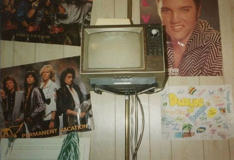 1980s Teenagers and Their Bedroom Walls - Flashbak 80s Teen Bedroom, Pop Culture Aesthetic, 1980s Bedroom, Retro Room Ideas, Movie Bedroom, Retro Rooms, Culture Aesthetic, 80s Bedroom, Teenage Boy Room