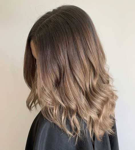 Dark Blonde Hair Shadow Root, Dark Roots Light Ends Brunettes, Dark Roots Light Ends, Shadow Roots Hair, Brown Hair With Blonde Balayage, Brunette Roots, Root Shadow, Shadow Ideas, Light Brunette