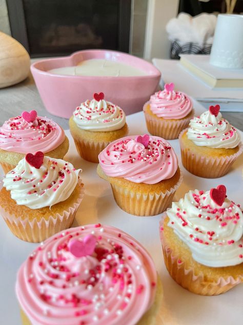 Valentines Baking, Cute Baking, Pretty Birthday Cakes, Food Drinks Dessert, Birthday Food, Cute Desserts, Cute Cakes, Holiday Baking, Cupcake Recipes