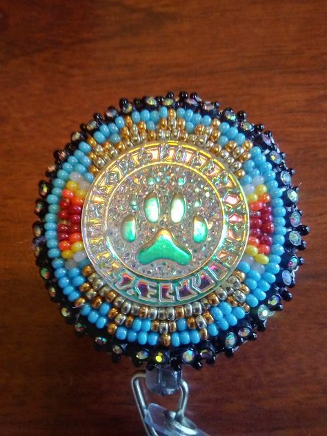 Brick Stitch Pattern Earring, Beaded Badge Reel, Beaded Ideas, Beading Designs, Beadwork Ideas, Native Artwork, Seed Bead Projects, Native Beading, Bead Rings