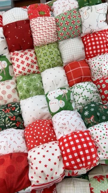 Crochet Puff Quilt Blanket, Christmas Puff Quilt, Puff Quilts Ideas, Puffed Quilt, Biscuit Quilt Pattern, Maker Aesthetic, Puff Quilt Pattern, Puff Quilts, Puff Blanket