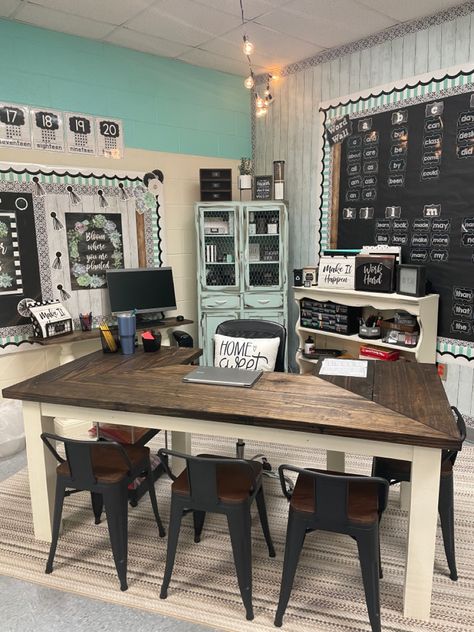 Teacher Seating Ideas, Chalkboard Theme Classroom, Office Classroom Design, Seating Ideas For Classroom, Teacher Area Decor, Teacher Desk Arrangement Elementary, Small Teacher Desk Ideas, Classroom Desk Ideas, Tiny Classroom Setup Small Spaces