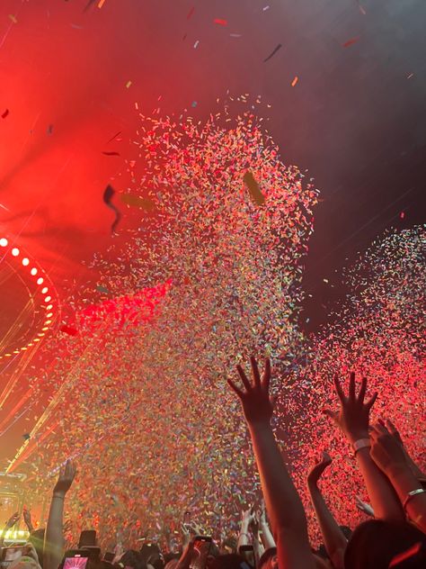 confetti Tame Impala Concert Aesthetic, Tame Impala Aesthetic, Tame Impala Concert, Brain Storming, Kevin Parker, Concert Vibes, Bath Aesthetic, Night Club Aesthetic, Clubbing Aesthetic