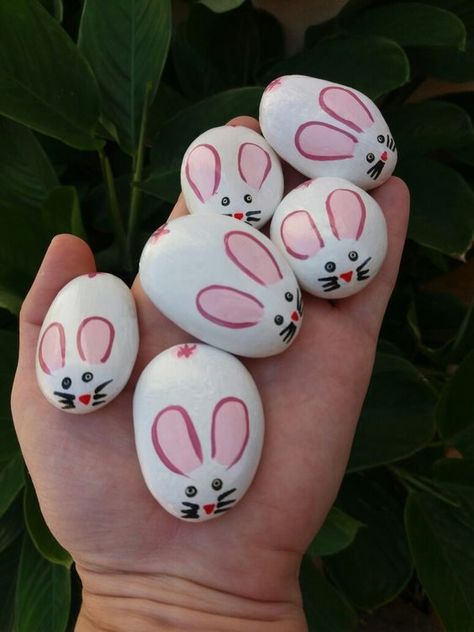 80+ Simple Rock Painting ideas for garden - Hike n Dip Rock Painting Rabbit, Egg Painting Ideas Easy, Easter Egg Painting Easy, Easter Egg Painted Rocks, Easter Egg Rock Painting Ideas, Easter Stone Painting, Easter Egg Designs Easy, Easter Egg Painting Ideas Simple, Easter Egg Drawing Design