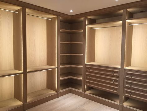 Dressing Room Ideas Walk In Wardrobe, Bedroom Cupboard Designs Modern, Small Dressing Rooms, Desain Pantry, Modular Wardrobes, Closet Design Layout, Dream Closet Design, Bedroom Cupboards, Walk In Closet Design