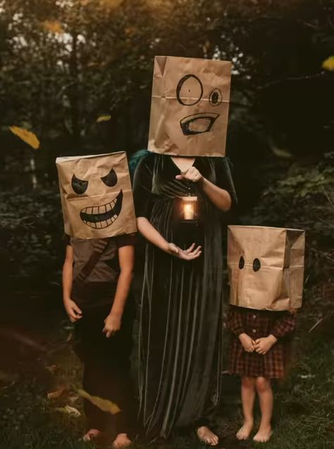 Family Photos Halloween, Halloween Photo Prop Ideas, Paper Bag Photoshoot, Halloween Inspo Photoshoot, Sibling Halloween Photoshoot, Halloween Photos With Friends, Halloween Photoshoot Aesthetic, Halloween Photoshoot Family, Vintage Halloween Photoshoot