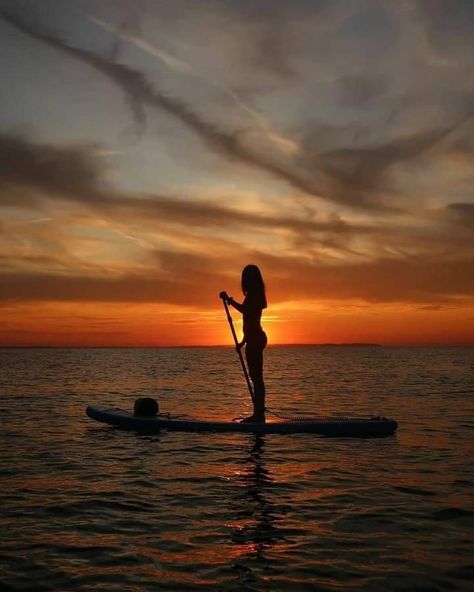 Paddle Boarding Pictures, Summer Picture Poses, Paddle Surfing, Paddle Board, Beach Poses, Summer Dream, Summer Photos, Summer Pictures, Beach Aesthetic