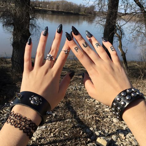 Emo Nail Aesthetic, Emo Grunge Acrylic Nails, Black Nails Grunge Aesthetic, Tattoo Egirl Aesthetic, Emo Rings Aesthetic, Nail Art For Girls, Dragon Tattoo Back Piece, Knuckle Tattoos, Dragon Sleeve Tattoos