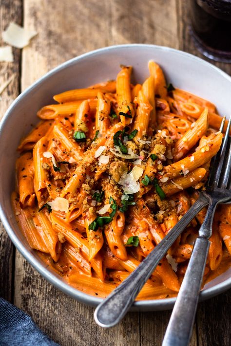 The most dreamy pasta! Penne alla vodka is unbelievably creamy and flavorful. It looks fancy, but it's super quick and easy to make. Wedding Food Pasta, Fancy Pasta Dishes, Picnic Pasta, Fancy Pasta, Penne Vodka, Yellow Picnic, Picnic Decor, Quick Pasta Dishes, Penne Alla Vodka