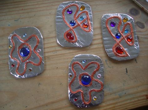 make a viking brooch. **but without the jewels and rub n buff** for HOD unit 23 Vikings Ks2, Vikings For Kids, Viking Designs, Viking Costume, History Classroom, Viking History, Viking Art, Anglo Saxon, For Kids