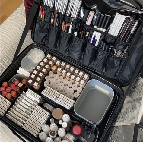 Makeup Kit Set Up, Mua Kit Organization, Professional Mua Kit, Pro Makeup Artist Kit, Mua Makeup Kit, Makeup Artist Work Station, Makeup Kit Aesthetic, Make Up Artist Aesthetic, Mua Essentials