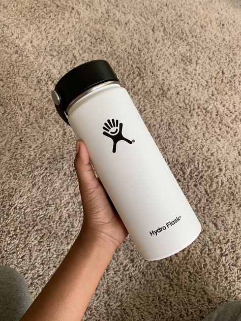 hydroflask 18oz white Hydro Flask White Aesthetic, White Water Bottle Aesthetic, White Hydroflask Aesthetic, 2023 Vibes, Hydro Flask Bottle, Aesthetic Water, White Water Bottle, Amazon Shoes, Flask Bottle