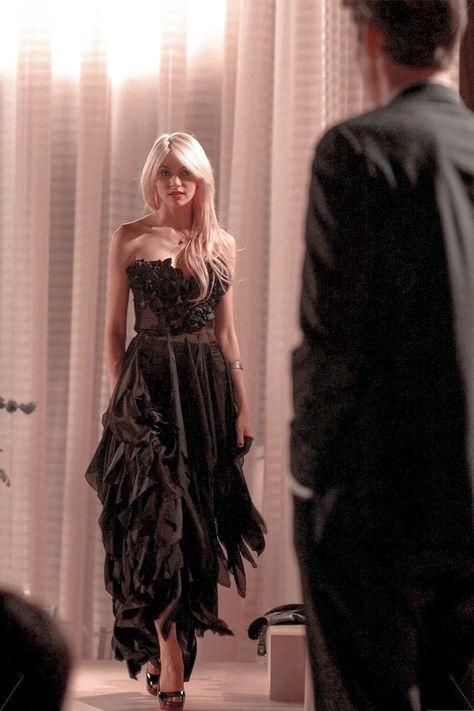 Jenny Humphrey Black Dress, Jenny Humphrey Dress, Jenny Gossip Girl Outfits, Jenny Humphrey Designs, Gossip Girl Jenny Outfits, Blackcore Outfit, Jenny Humphrey Hair, Jenny Humphrey Makeup, Gossip Girl Gowns