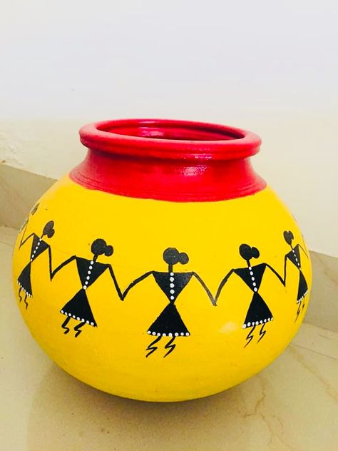 Warli Painting On Matka, Design On Pots Drawing, Karwa Chauth Pot Painting, Pot Painting Designs Indian, Drawing On Pots Ideas, Matki Painting Ideas For Janmashtami, Warli Art Pot Painting, Varli Painting Art On Pot, Warli Pot Painting