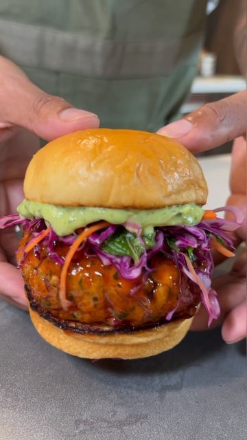 Siracha Salmon, Jalapeño Aioli, Honey Sriracha Salmon, Honey Siracha, Jalapeno Aioli, Sriracha Salmon, Hawaiian Buns, Salmon Burger Recipe, Salmon Burger