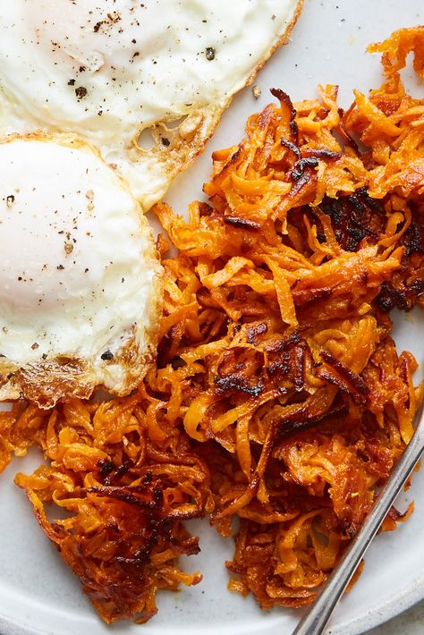 Sweet Potato Breakfast Hash, Sweet Potato Hash Browns, Sweet Potato Recipes Healthy, Sweet Potato Recipe, Crispy Hashbrowns, Sweet Potato Skins, Crispy Sweet Potato, Over Easy Eggs, Sweet Potato Pancakes