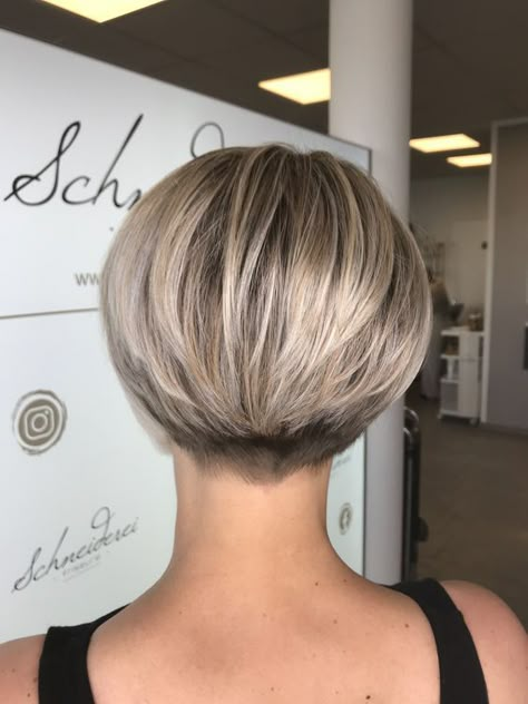 Κούρεμα Bob, Short Hair Back, Trendy Bob, Trendy Bob Hairstyles, Stacked Bob Haircut, Short Hair Pixie Cuts, Pixie Haircut For Thick Hair, Short Hair Trends, Short Grey Hair