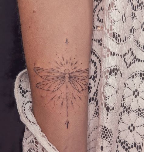 Dragonfly Tattoo On Wrist, Ornamental Dragonfly Tattoo, Back Of The Shoulder Tattoos For Women, Dragonfly Back Tattoo, Dainty Dragonfly Tattoo, First Tattoo Ideas, Dragonfly Tattoo Design, Lavender Tattoo, Hand And Finger Tattoos