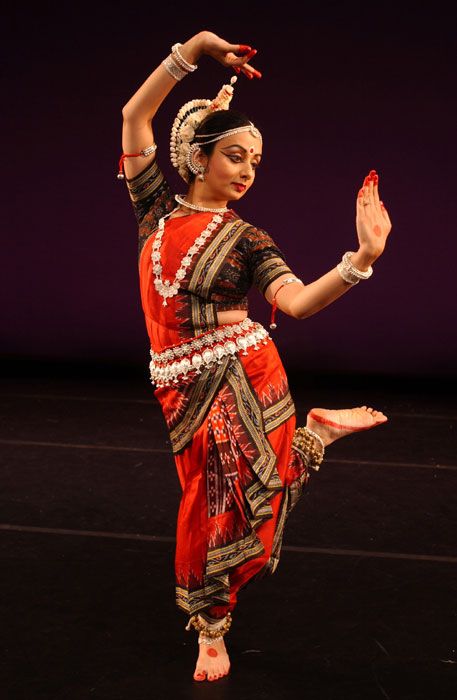 Odissi-Dance | Ananya Dance Theatre Bharatanatyam Costume, Indian Classical Dancer, Bharatanatyam Poses, Dance Of India, Saree Draping Styles, Indian Classical Dance, World Dance, Dance School, Traditional Dance