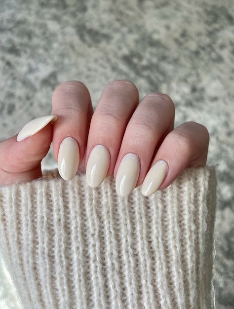 Nail Color Fall, Ivory Nails, Cream Nail Art, Ombre Chrome Nails, Fall Nail Color, Manikur Kuku, Milky Nails, Subtle Nails, Simple Gel Nails