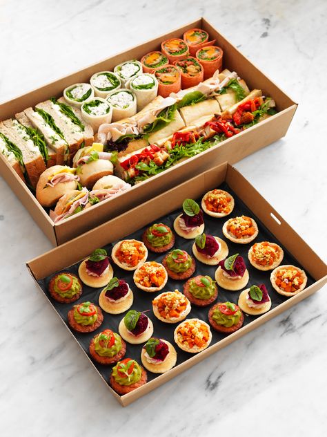 ultimate breads  and canapés Food Boxes Ideas, Catering Packaging, Food Tray Ideas, Canapes Ideas, Recipes Chicken Thighs, Catering Box, Canapes Catering, Bread Platter, Box Sandwich