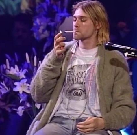 kurt cobain nirvana lq icon pfp grunge aesthetic Kurt Cobain Outfit, Cardigan Grunge, Kurt Cobain Style, Curco Vein, Where Did You Sleep Last Night, Krist Novoselić, Mtv Unplugged, Nirvana Kurt Cobain, Nirvana Kurt